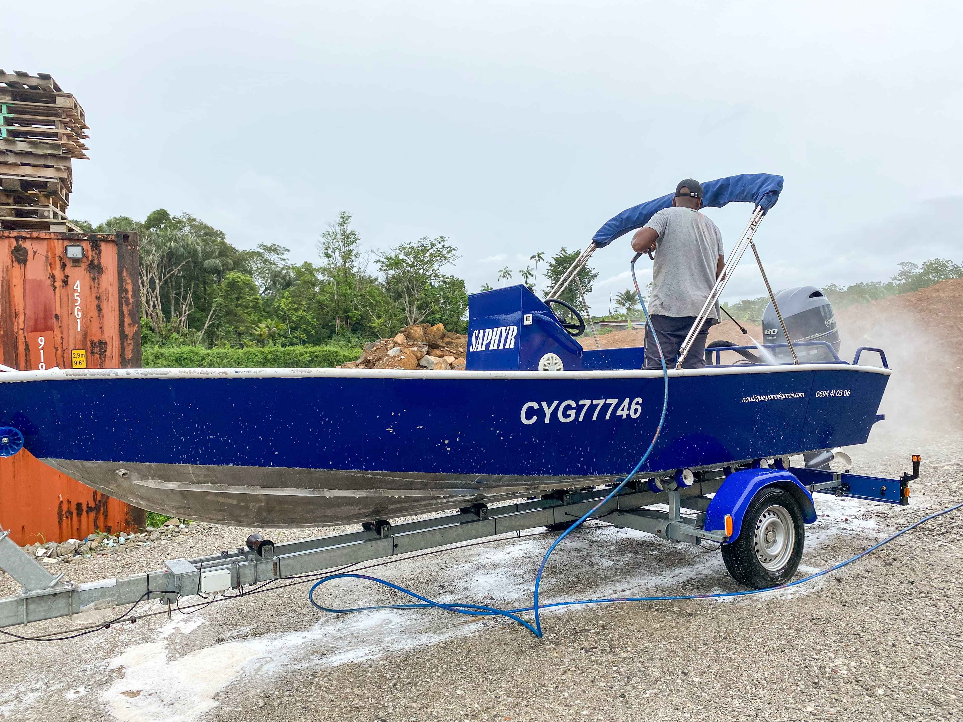 Bateau de luxe sur l'eau cristalline
